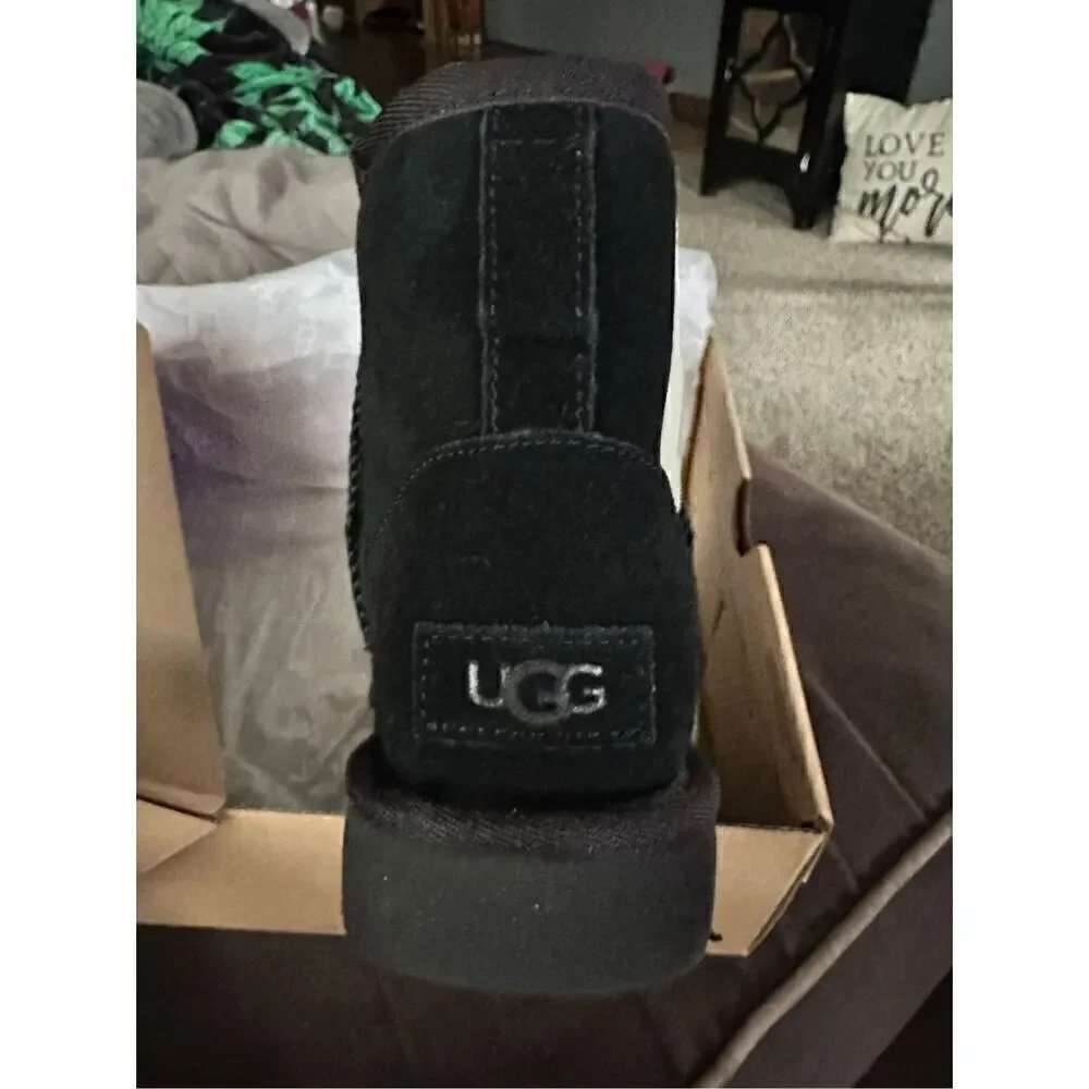 🔥UGG Classic mini Blk Logo boots-size 6